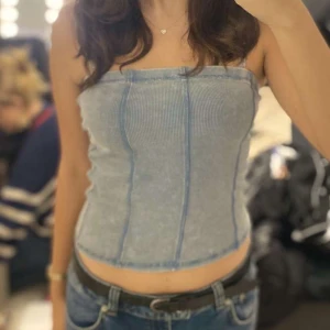 Tube top - Blå aktig tube top från H&M😁 Perfekt till fest, sommaren eller vardagen❤️ Skönt material och den åker inte av vid användning (man kan röra sig fritt med den utan problem)☺️ Aldrig använd❤️