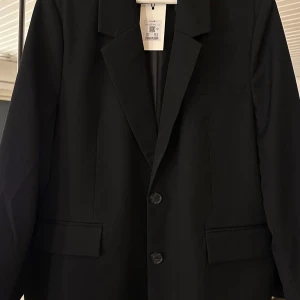 Svart oversized kavaj - Helt oanvänd kavaj från Bikbok med prislappen kvar. Stor i modellen