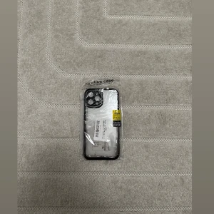 Transparent mobilskal - Säljer ett transparent mobilskal med svart kant. Passar iphone 12 pro max helt oanvänt!