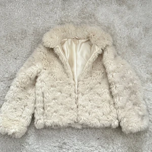 Beige/vit pälsjacka - Säljer en supermjuk och fluffig vit/cremefärgad pälsjacka från H&M. Den är tyvärr lite för liten för mig därav säljer jag den 🤍 Strl XS