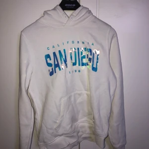 Vit hoodie med San Diego-tryck - Knappt använd och i fint skick