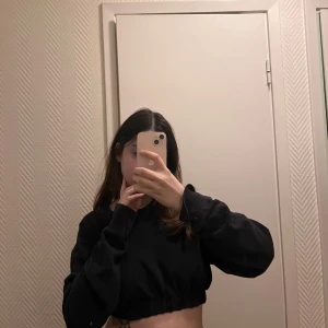 Marinblå croppad tröja från Tommy Hilfiger - Säljer en marinblå croppad tröja från Tommy Hilfiger med elastisk nederkant. Står XL fast sitter som S/M