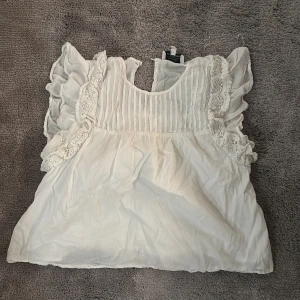 Vit blus från & Other Stories - Säljer en super söt vit blus från & Other Stories som tyvärr blivit lite liten på mig. Den har inga defekter, bara lite skrynklig men det går att fixa med strykjärn. Priset går att diskutera vid snabb affär💞💞