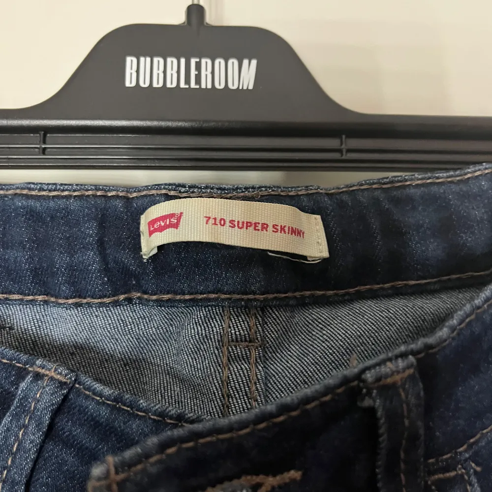 ett par skinny jeans som använts för cirka 2 år sen, de är i bra skick. Farkut & Housut.