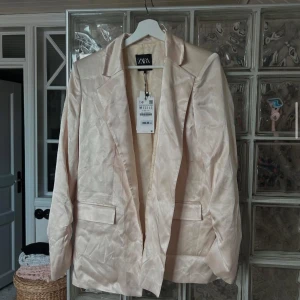 Blazer/kavaj - Skitsnygg blazer/kavaj ifrån zara! Helt oanvänd lappar kvar!💗passar S också!