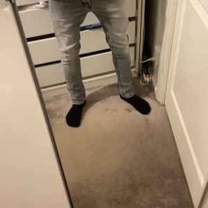 Dondup - Feta gråa dundup jeans de har en slim fit passform