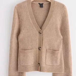 Beige stickad kofta  - Säljer denna mysiga stickade koftan från Lindex då den inte kommer till användning. Använd endast några få gånger och har inga tecken på användning. Nypris 499kr och den är helt slutsåld