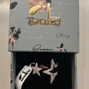 Silvrig stjärnring från ioaku  - Jättesnygg silvrig stjärnring från ioaku, den är helt oanvänd!💕 den är justerbar och du får med boxen. Skriv om ni undrar något!🫶🏻
