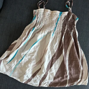 Söt topp - Söt topp i stl XS, sitter stretchiga uppe till med resor så kan även passa större storlekar. Fint skick! Säljer pga garderobrensning🫶🏻  #top #söttopp #coquettetop #coquette #linne 