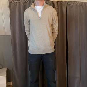 Beige tröja med dragkedja från Jack & Jones - Snygg beige tröja med dragkedja och långärmad design. Aldrig använd 