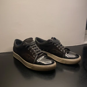 Svarta Lanvins  - Säljer nu dessa sjukt feta lanvins! {Skick 8/10} inget og medföljer där av priset🙌🏻 finns en liten defekt längst fram på skon (se bild 3) inget som syns när dom sitter på. dm för fler frågor🙌🏻