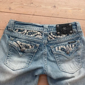 Miss me jeans  - Snygga miss me jeans i ny skick! Sänker ej pris 🩷🙏🏻inerben ca 79 cm och midja ca 75 cm, storlek 26 vilket motsvarar s. Jag är 166cm