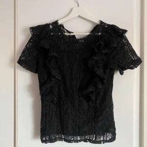 Spets topp/blus - En svart spets blus/topp köpt här på plick💞