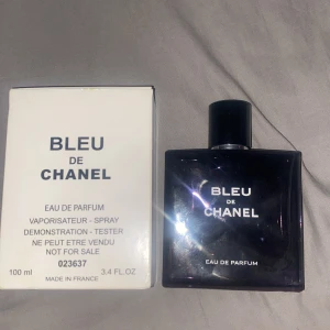 Bleu de Chanel Eau de Parfum 100 ml - Säljer en elegant och tidlös Bleu de Chanel Eau de Parfum i en stilren mörkblå flaska. Parfymen är på 100 ml och har en maskulin och fräsch doft, är ca 90ml kvar du kan själv se mängden på bild 3 🙂‍↔️ Detta är en tester vilket betyder att original box inte ingår+det står ingraverat på baksidan ”tester not for sale” men självklart kommer den med sitt schyssta magnet lock och presurized atomizer. Kontakta om de är så att du har nån fråga 🤗nypris ligger på ca 1900kr!