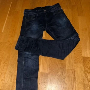 Mörkblå jeansbyxor - Snygga mörkblå jeansbyxor med en klassisk design. Perfekta för en avslappnad stil. De har en rak passform och är tillverkade i slitstarkt denim.