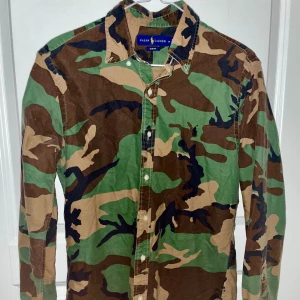 Camouflage skjorta från Ralph Lauren - Säljer en cool camouflage skjorta från Ralph Lauren i slim fit. Nästan aldrig använd i väldigt fint skick