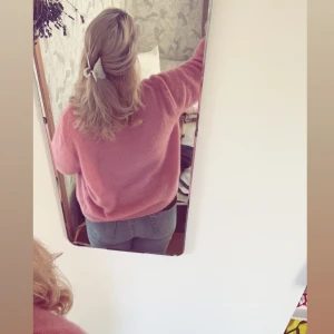 Rosa stickad kofta - Mysig rosa stickad kofta med knappar framtill. Perfekt för kyligare dagar och ger en härlig färgklick till din outfit. Koftan har långa ärmar och en rund halsringning.Den är oversized och super fin nyans av rosa. Helt oanvänd då jag köpte två så den på första bilden är min och den andra är helt oanvänd och i sin förpackning. 