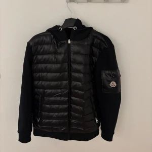 Moncler cardigan  - En helt oanvänd Moncler cardigan i storlek L. NFC funkar. Pris kan diskuteras vid snabb affär