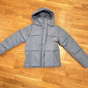 blå vinterjacka strl S - Superfin blå vinterjacka. Finns luva till!