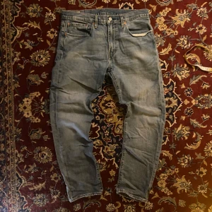 Levis 502 Jeans - Bra kvalitet, W34 L32 som det står på etiketten. Tog bild på midjemåttet för säkerhets skull. Hoppas du gillar den!