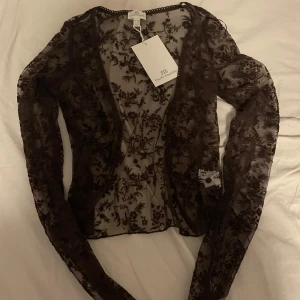 Pacific republic kofta - Fin brun kofta från pacific republic, helt ny med lapp, eftersom den är för liten för mig. Storlek xs men skulle säga att den är liten i storleken eftersom jag som ofta har xs inte passade i den. Hör av dig vid fler frågor eller fler bilder:)💕orginal pris 250kr