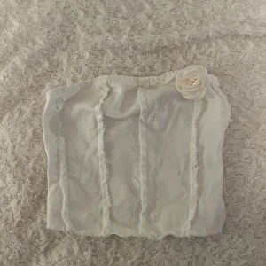 Toppar  - Så fin bandotipp i  jeans material, så snygg detalj med en ros på sidan som gör det lilla extra✨
