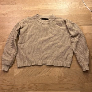 Beige stickad tröja från Lager 157 - Säljer en beige stickad tröja från Lager 157. Tröjan har en rund halsringning och långa ärmar med ribbade muddar. 