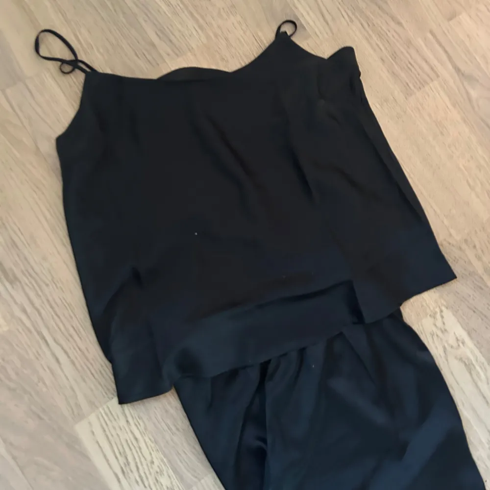 Ett otroligt lyxigt pyjamas set i Satin. Ett linne och byxor till. Oansvända med lapparna kvar. . Farkut & Housut.