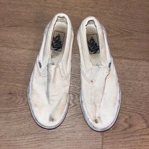 Vita Vans - Smutsiga men går nog att få de någorlunda fina om man skrubbar 