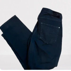 Jacob Cohen Jeans - Snygga jeans from lyxiga Jacob Cohen. Storlek 31 men passar även större. Riktigt lyxigt märke från Italien och nypris ligger på runt 5000. Vid funderingar hör av er, pris kan diskuteras.