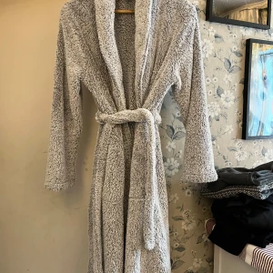 Grå morgonrock  - Mysig grå morgonrock i storlek m/l. Fint skick.