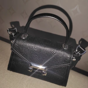Michael Kors svart mini väska Whitney - PRIS KAN DISKUTERAS! 🫶 Köpt 2018 på MK butik i sthlm men sparsamt använd så är i fint skick utan skavanker på lädret. Har inte dustbag eller kartong som den köptes i kvar tyvärr. 