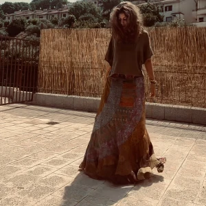 Maxi kjol  - Jätte fin kjol som köptes i Italien under en marknad väldigt fin och dessa är mina egna bilder 💞står tyvärr ingen storlek men skulle kunna säga denna är en Xs - s eftersom den e stretchig vid midjan kan passa M💞