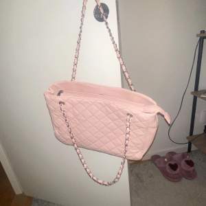 Säljer min absoluta favorit baby rosa väska från don Donna super snygg till sommaren och väldigt bra skick❤️🥹
