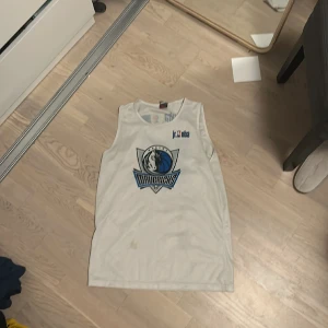 Jr.nba Jersey  - Okej skick. Liten fläck på framsidan. Storlek s Nypris 200kr