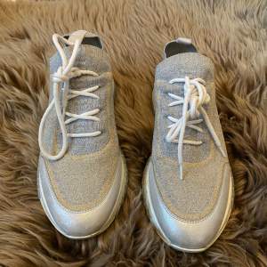 HERMÈS Gold/Silver Knit Fabric and Metallic. Addict Low Top Sneakers   Fabric and rubber soles. crafted in knit fabric,  and suede   Minor wear, scratches and darken on exterior leather and rubber soles color gold × white silver