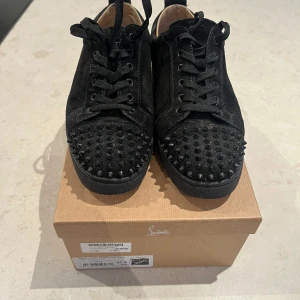 Christian Louboutin strl 42.5  - Svarta Loubs , box finns  Skick 7.5/10  Otvättade  Alla spikar kvar 