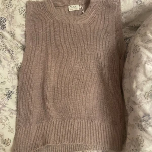 säljer denna jätte fina västen från only!! - rosa/besh kofta