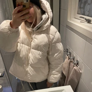 H&m jacka - Supersnygg och varm jacka ifrån H&m förra året🩷 inga defekter eller fläckar! Storlek: M. För fler frågor så är det bara att skriva🩷 köparen står för frakt! 