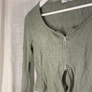 Grön topp - Grön topp med dragkedja från NA-KD!