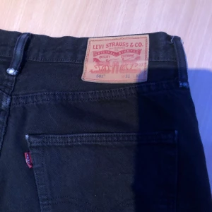 Straight Levi’s jeans - Köpta av en annan på vinted men passade tyvärr inte :( waist 31 leg 32 och fint skick! Lågmidjade. Passar M knappt L. Pyttelite slitnad längst ned på benen