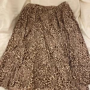 Mönstrad kjol - Det är en barnstorlek men passar xs/s, använts ett fåtal gånger och är i bra skick.