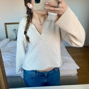 Stickad tröja🤍 - Superfin finstickad tröja, jätte skön och jättebra skick! Skriv privat om du har frågor eller för fler bilder💓