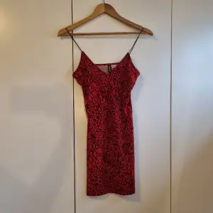 Säljer denna röda klänning med djurmönster då den aldrig kommit till användning💓. Från H&M men köpt på plick, skulle säga att den är som ny i skicket💓 Säljer för 75kr + frakt💓väldigt stretchig