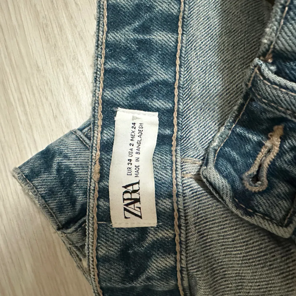 Blå jeans från ZARA Storlek 34. Jeans & Byxor.