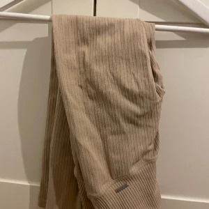 Träningstights  - Ett par beiga träningstights från aimn som aldrig är använda💗