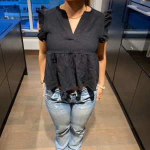 Svart volangtopp - söt svart violangtopp ifrån selected. Använd fåtal gånger och ser ut som ny! Tror nypriset låg på ca 300kr