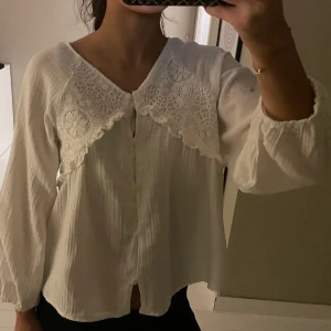 Söt blus  - Fin bus fårn zara barn, köpt för ett bra tag sen finns inte på hemsidan🤗🌸