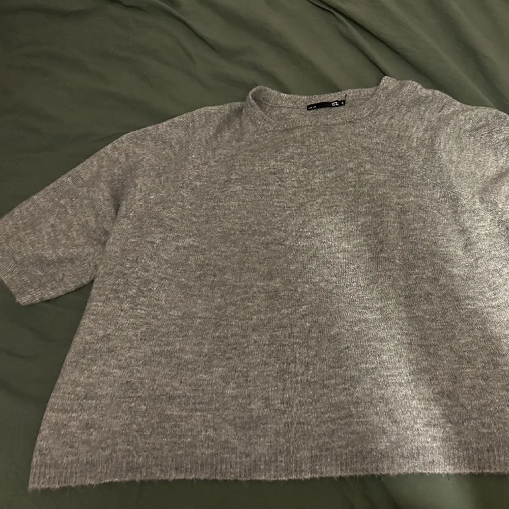Grå trekvartsärmad tröja från lager 157. Aldrig använd. Tröjor & Koftor.