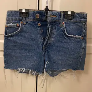 Säljer dessa super fina jeans shorts från Gina i strl 34❣️andvända några gånger. Säljer pga för små❣️